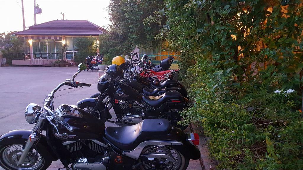 Baan Sanpoom Hotel Phitsanulok Buitenkant foto